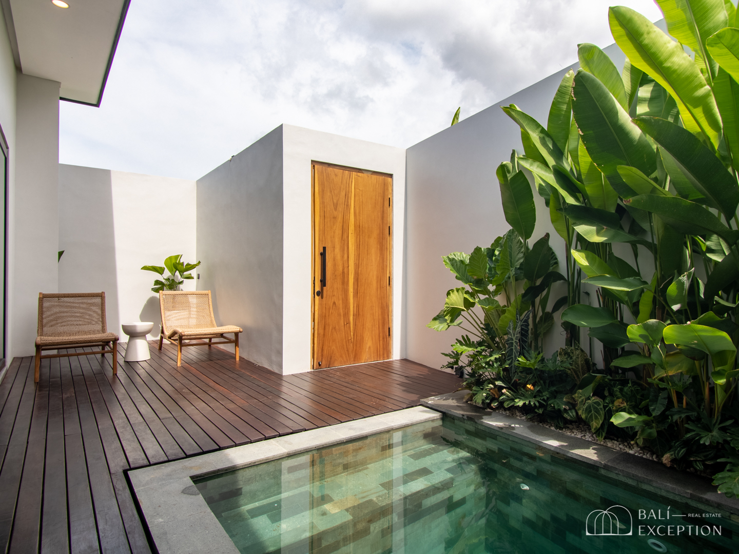 MODERN TROPICAL 2 BEDROOM VILLA FOR SALE LEASEHOLD IN TUMBAK BAYUH PERERENAN BE-574 